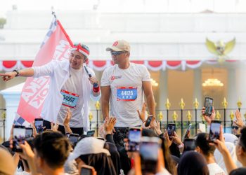 Mensesneg Prasetyo Hadi bersama Seskab Teddy Indra Wijaya bersiap melepas peserta Merdeka Run 8.0K