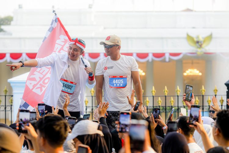Mensesneg Prasetyo Hadi bersama Seskab Teddy Indra Wijaya bersiap melepas peserta Merdeka Run 8.0K