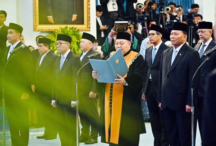 Presiden Prabowo Subianto menyaksikan pelantikan dan sumpah jabatan 8 Dubes LBBP RI untuk negara sahabat yang dilantik pada Senin, 25 Agustus 2025 di Istana Negara, Jakarta.