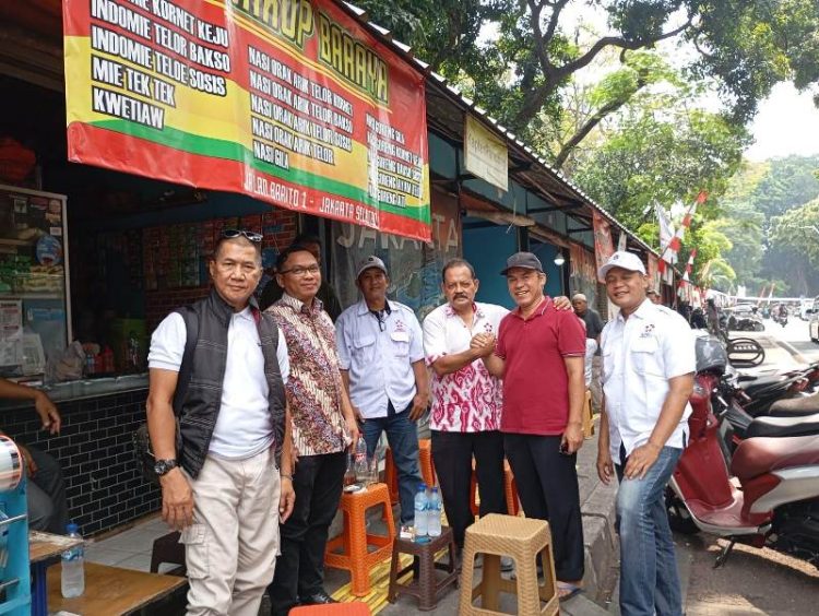 Ketua Umum APKLI Perjuangan, dr. Ali Mahsun bersama para pedagang di Pasar Barito, Jakarta/Istimewa