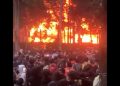 Rumah berlantai dua di depan Gedung DPRD Jabar yang merupakan aset MPR RI terbakar akibat dilempari bom molotov/Screenshot video warga