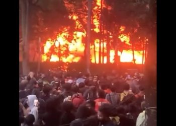 Rumah berlantai dua di depan Gedung DPRD Jabar yang merupakan aset MPR RI terbakar akibat dilempari bom molotov/Screenshot video warga