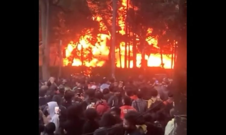 Rumah berlantai dua di depan Gedung DPRD Jabar yang merupakan aset MPR RI terbakar akibat dilempari bom molotov/Screenshot video warga