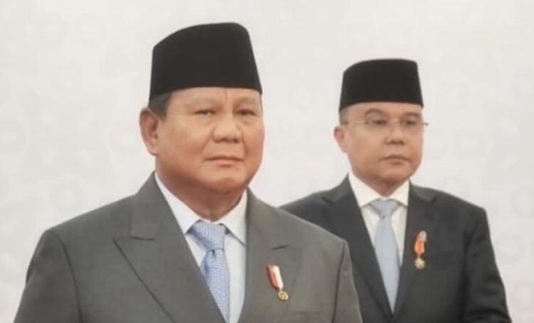 Wakil Ketua DPRI RI Sufmi Dasco Ahmad berdiri di belakang Presiden Prabowo Subianto/Instagram @sufmi_dasco