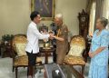 Wakil Presiden (Wapres) Gibran Rakabuming Raka bersilaturahmi ke kediaman Wakil Presiden ke-6 Republik Indonesia, Jenderal (Purn) Try Sutrisno, di Jakarta, Rabu (13/8/2025)/Instagram @gibran_rakabuming