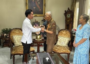 Wakil Presiden (Wapres) Gibran Rakabuming Raka bersilaturahmi ke kediaman Wakil Presiden ke-6 Republik Indonesia, Jenderal (Purn) Try Sutrisno, di Jakarta, Rabu (13/8/2025)/Instagram @gibran_rakabuming