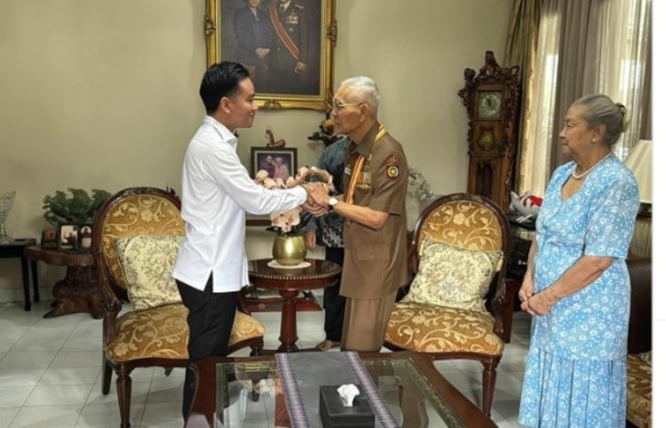 Wakil Presiden (Wapres) Gibran Rakabuming Raka bersilaturahmi ke kediaman Wakil Presiden ke-6 Republik Indonesia, Jenderal (Purn) Try Sutrisno, di Jakarta, Rabu (13/8/2025)/Instagram @gibran_rakabuming