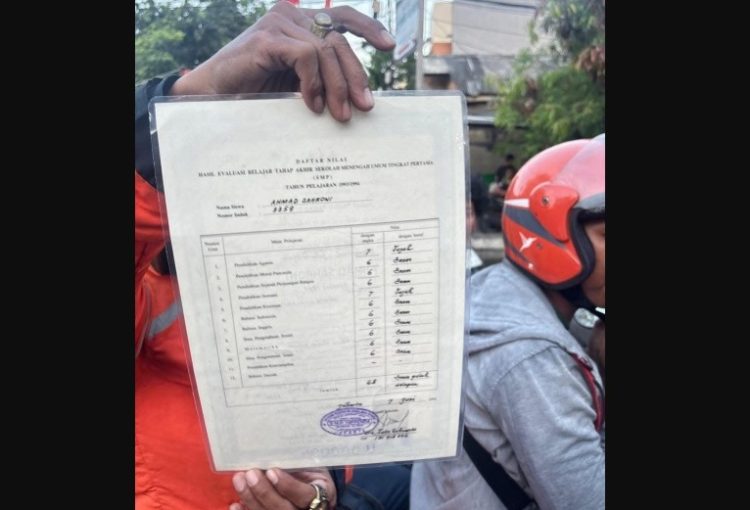 Nilai ijazah SMP Ahmad Sahroni kini ramai berseliweran di jagat maya usai rumahnya habis dijarah massa/Screenshot video warga