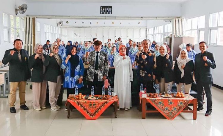 Para mahasiswa Pascasarjana IPI Garut Prodi Bahasa Indonesia berfoto bersama peserta usai workshop/Dok. IPI Garut