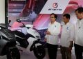 (Dari kiri) Rektor ITS Prof Dr Ir Mochammad Ashari MEng, Wakil Rektor IV ITS Bambang Pramujati ST MSc Eng PhD, Direktur PT ITS Tekno Sains Dr Ir I Ketut Gunarta MT memamerkan motor listrik EVITS TS-1/Dok: ITS