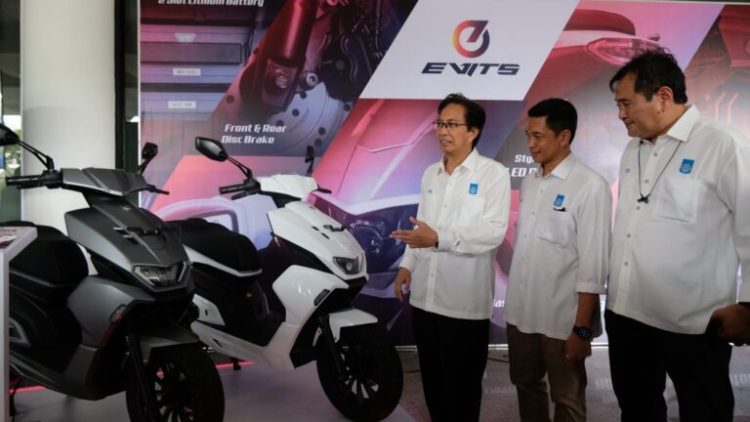 (Dari kiri) Rektor ITS Prof Dr Ir Mochammad Ashari MEng, Wakil Rektor IV ITS Bambang Pramujati ST MSc Eng PhD, Direktur PT ITS Tekno Sains Dr Ir I Ketut Gunarta MT memamerkan motor listrik EVITS TS-1/Dok: ITS