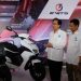 (Dari kiri) Rektor ITS Prof Dr Ir Mochammad Ashari MEng, Wakil Rektor IV ITS Bambang Pramujati ST MSc Eng PhD, Direktur PT ITS Tekno Sains Dr Ir I Ketut Gunarta MT memamerkan motor listrik EVITS TS-1/Dok: ITS