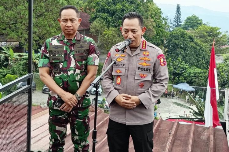Panglima TNI Agus Subiyanto dan Kapolri Listyo Sigit Prabowo konferensi pers bersama di Resto Kopi koneng Desa Bojong koneng, Kecamatan Babakan Madang, Kabupaten Bogor, Jawa Barat, Sabtu (30/8/2025)