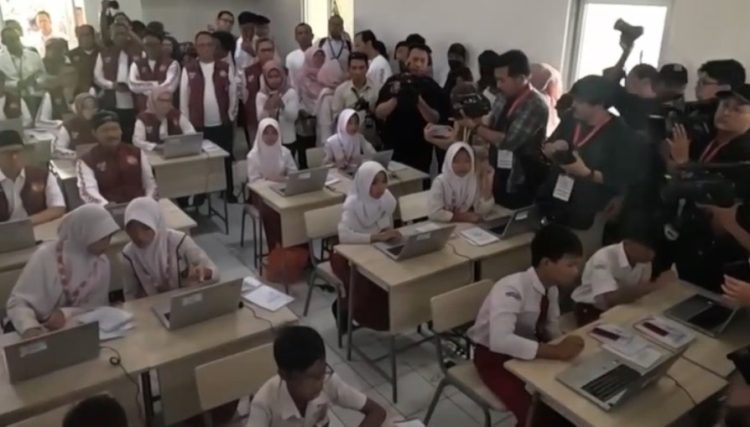 Para siswa Sekolah Rakyat tampak sangat gembira medapatkan laptop/Screenshot Antara TV