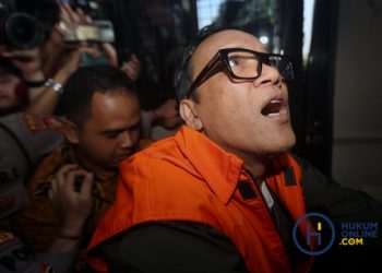 Immanuel Ebenezer Gerungan (IEG) saat menjabat sebagai Wakil Menteri Ketenagakerjaan memakai baju tahanan/Hukumonline.com