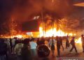 Masyarakat menyaksikan saat detik-detik Kantor DPRD Kota Makassar ludes terbakar di Jalan Andi Pangeran Pettarani, Makassar, Sulawesi Selatan, Jumat (29/8/2025) malam. ANTARA/Darwin Fatir