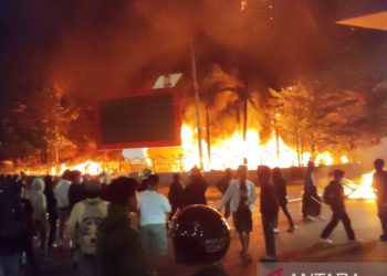 Masyarakat menyaksikan saat detik-detik Kantor DPRD Kota Makassar ludes terbakar di Jalan Andi Pangeran Pettarani, Makassar, Sulawesi Selatan, Jumat (29/8/2025) malam. ANTARA/Darwin Fatir