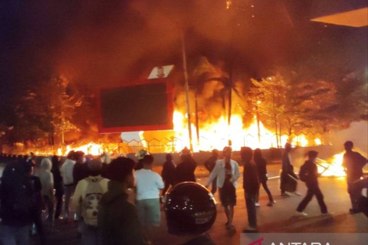 Masyarakat menyaksikan saat detik-detik Kantor DPRD Kota Makassar ludes terbakar di Jalan Andi Pangeran Pettarani, Makassar, Sulawesi Selatan, Jumat (29/8/2025) malam. ANTARA/Darwin Fatir