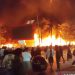 Masyarakat menyaksikan saat detik-detik Kantor DPRD Kota Makassar ludes terbakar di Jalan Andi Pangeran Pettarani, Makassar, Sulawesi Selatan, Jumat (29/8/2025) malam. ANTARA/Darwin Fatir
