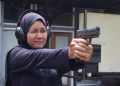 Anggota PWI DKI Jakarta Eka Ardimiyati Fun mengikuti lomba menembak di Rajawali Shooting Academy Sentul/Foto: Cahyo