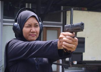Anggota PWI DKI Jakarta Eka Ardimiyati Fun mengikuti lomba menembak di Rajawali Shooting Academy Sentul/Foto: Cahyo