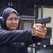 Anggota PWI DKI Jakarta Eka Ardimiyati Fun mengikuti lomba menembak di Rajawali Shooting Academy Sentul/Foto: Cahyo