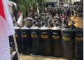 Polisi membentuk barikade mengawal aksi demo menuntut Bupati Pati lengser/ Screenshot Instagram @patisakpore