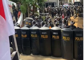 Polisi membentuk barikade mengawal aksi demo menuntut Bupati Pati lengser/ Screenshot Instagram @patisakpore