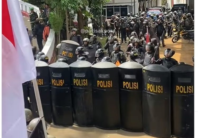 Polisi membentuk barikade mengawal aksi demo menuntut Bupati Pati lengser/ Screenshot Instagram @patisakpore