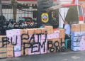 Puluhan dus air kemasan disumbangkan warga kepada mereka yang akan berdemo menolak kebijakan Bupati Pati yang menaikkan PBB sebesar 250 persen