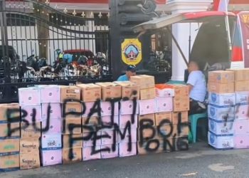 Puluhan dus air kemasan disumbangkan warga kepada mereka yang akan berdemo menolak kebijakan Bupati Pati yang menaikkan PBB sebesar 250 persen