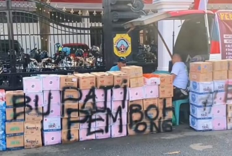 Puluhan dus air kemasan disumbangkan warga kepada mereka yang akan berdemo menolak kebijakan Bupati Pati yang menaikkan PBB sebesar 250 persen