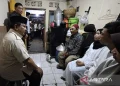 Presiden Prabowo Subianto (kiri) didampingi Menhan Sjafrie Sjamsoeddin (kedua kiri) berbincang dengan keluarga mendiang Affan Kurniawan di rumah duka, Menteng, Jakarta, Jumat (29/8/2025). ANTARA FOTO/HO/Setpres-Cahyo/wpa/rwa/am.