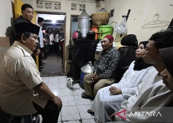 Presiden Prabowo Subianto (kiri) didampingi Menhan Sjafrie Sjamsoeddin (kedua kiri) berbincang dengan keluarga mendiang Affan Kurniawan di rumah duka, Menteng, Jakarta, Jumat (29/8/2025). ANTARA FOTO/HO/Setpres-Cahyo/wpa/rwa/am.