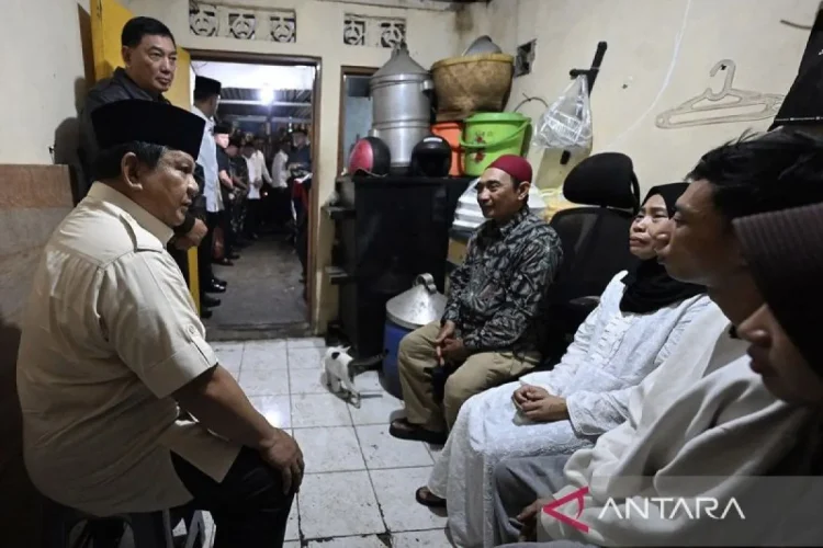 Presiden Prabowo Subianto (kiri) didampingi Menhan Sjafrie Sjamsoeddin (kedua kiri) berbincang dengan keluarga mendiang Affan Kurniawan di rumah duka, Menteng, Jakarta, Jumat (29/8/2025). ANTARA FOTO/HO/Setpres-Cahyo/wpa/rwa/am.