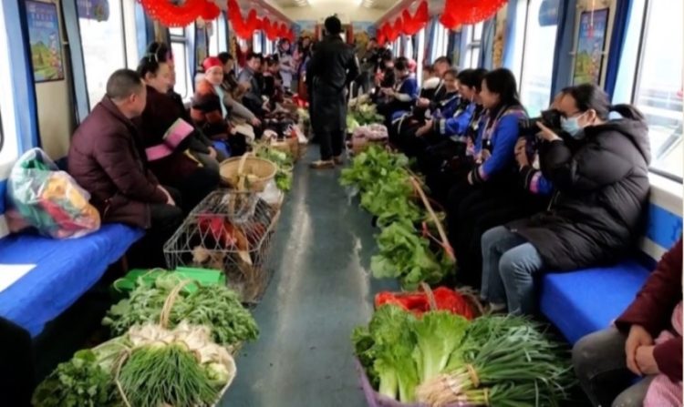 Gerbong kereta petani di Tiongkok/Think China