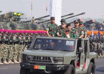 Panglima TNI Jenderal TNI Agus Subiyanto meninjau langsung  pelaksanaan Geladi Upacara Gelar Pasukan Operasional dan Kehormatan Militer di Lanud Suparlan, Pusdiklatpassus Kopassus, Batujajar, Bandung, Jawa Barat/.tni.mil.id***