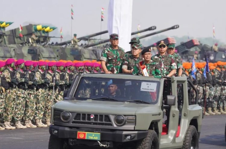 Panglima TNI Jenderal TNI Agus Subiyanto meninjau langsung  pelaksanaan Geladi Upacara Gelar Pasukan Operasional dan Kehormatan Militer di Lanud Suparlan, Pusdiklatpassus Kopassus, Batujajar, Bandung, Jawa Barat/.tni.mil.id***
