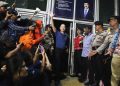 Tom keluar dari Rumah Tahanan Cipinang, Jakarta. Setelah terpisah oleh sembilan bulan proses hukum