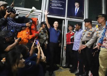 Tom keluar dari Rumah Tahanan Cipinang, Jakarta. Setelah terpisah oleh sembilan bulan proses hukum