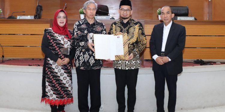 Ustadz Adi Hidayat, Lc., M.A. resmi menjadi dosen tetap pada Program Studi Linguistik Sekolah Pascasarjana (SPs) Universitas Pendidikan Indonesia (UPI)/UPI
