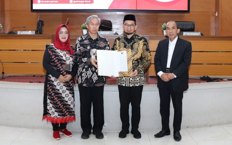 Ustadz Adi Hidayat, Lc., M.A. resmi menjadi dosen tetap pada Program Studi Linguistik Sekolah Pascasarjana (SPs) Universitas Pendidikan Indonesia (UPI)/UPI