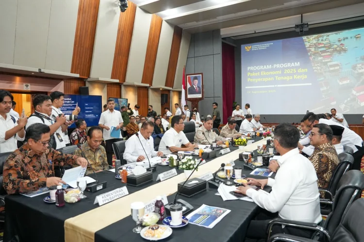 Menteri Ekonomi Kreatif, Teuku Riefky Harsya, menghadiri Rapat Koordinasi Finalisasi Paket Ekonomi 2025 dan Penyerapan Tenaga Kerja/Dok. Biro Komunikasi Kemenekraf