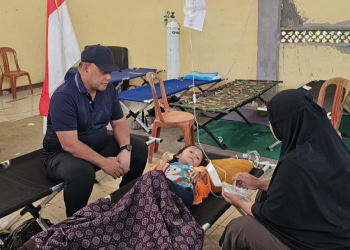 Kepala Badan Gizi Nasional (BGN), Dadan Hindayana, meninjau langsung Posko Penanganan kasus dugaan keracunan makanan Program Makan Bergizi Gratis (MBG) di Cipongkor, Kabupaten Bandung Barat, Jawa Barat, Selasa (23/9).BGN
