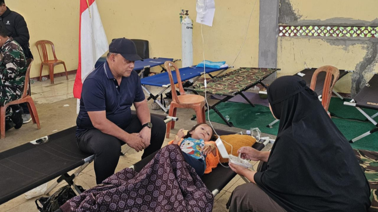 Kepala Badan Gizi Nasional (BGN), Dadan Hindayana, meninjau langsung Posko Penanganan kasus dugaan keracunan makanan Program Makan Bergizi Gratis (MBG) di Cipongkor, Kabupaten Bandung Barat, Jawa Barat, Selasa (23/9).BGN