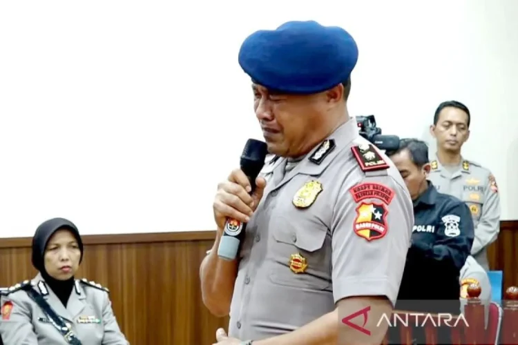 Tangkapan layar - Kompol Kosmas K. Gae menangis saat berbicara dalam sidang etik di ruang sidang di Gedung TNCC Mabes Polri, Jakarta, Rabu (3/9/2025). ANTARA/HO-TV Radio Polri/pri.