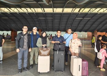 Sejumlah WNI menunggu keberangkatan mereka di Bandara Internasional Tribhuvan di Kathmandu, Nepal/Kemlu