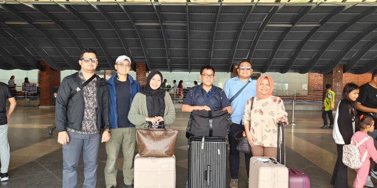 Sejumlah WNI menunggu keberangkatan mereka di Bandara Internasional Tribhuvan di Kathmandu, Nepal/Kemlu