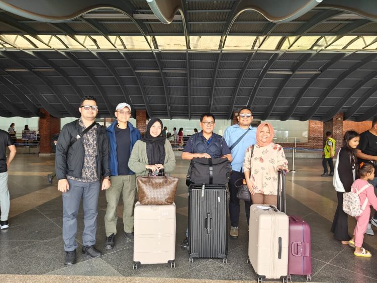 Sejumlah WNI menunggu keberangkatan mereka di Bandara Internasional Tribhuvan di Kathmandu, Nepal/Kemlu