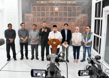 Ketua Komisi Pemilihan Umum (KPU) RI, Mochammad Afiffuddin (bicara di podium), didampingi para komisioner KPU dan juru bahasa isyarat (jas hitam samping kiri Ketua KPU) saat konferensi pers di Kantor KPU RI, Jakarta/kpu ri